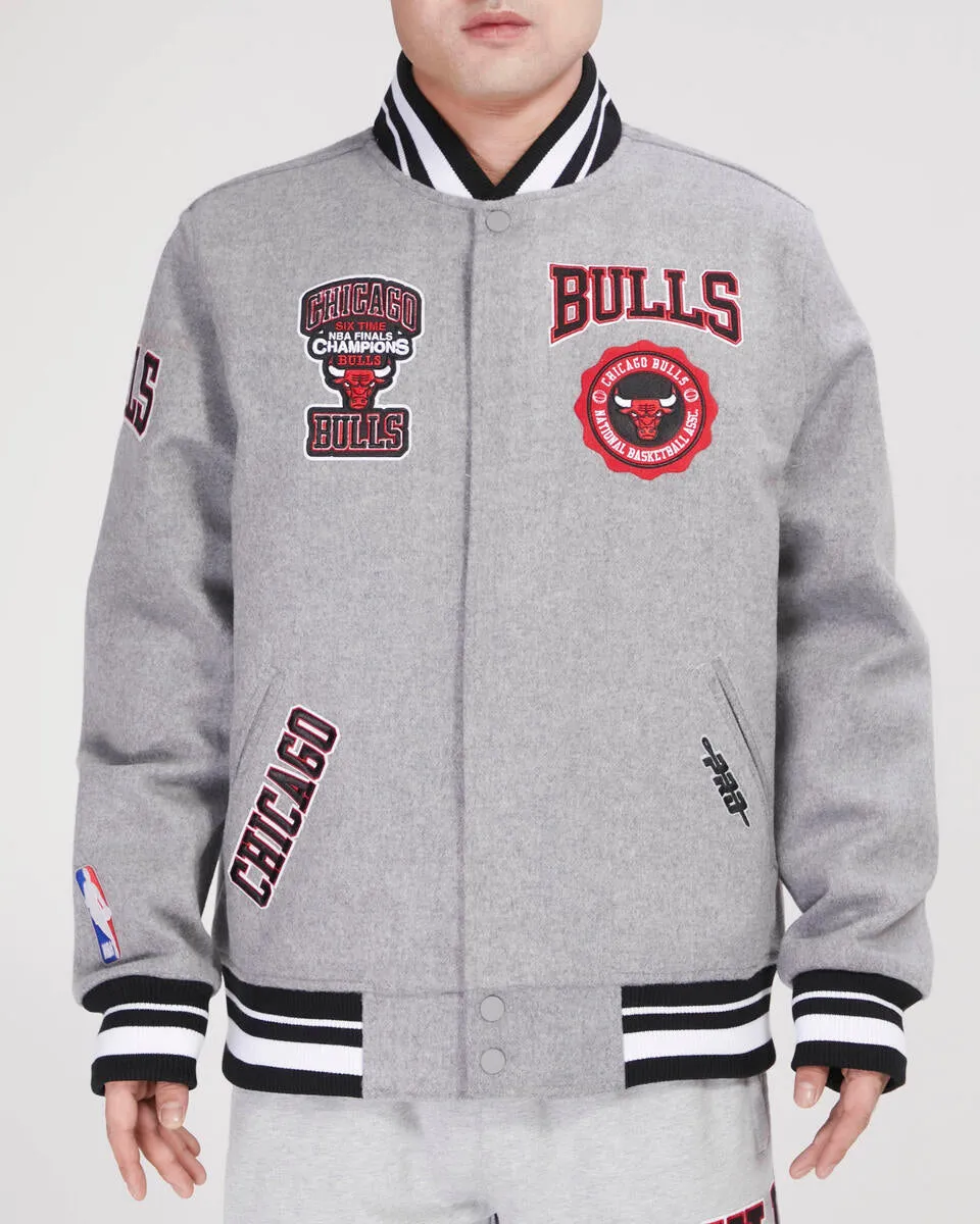 PRO STANDARD CHICAGO BULLS CREST EMBLEM RIB WOOL VARSITY JACKET (HEATHER GRAY/RED)