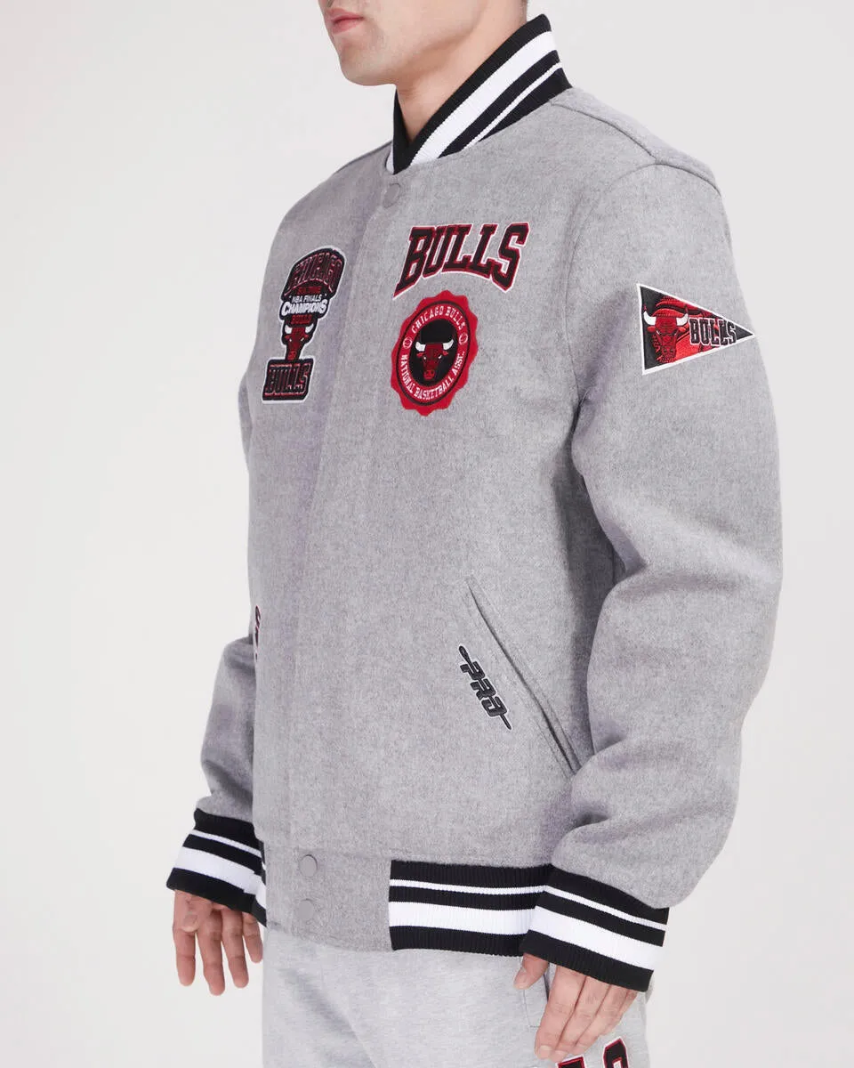 PRO STANDARD CHICAGO BULLS CREST EMBLEM RIB WOOL VARSITY JACKET (HEATHER GRAY/RED)
